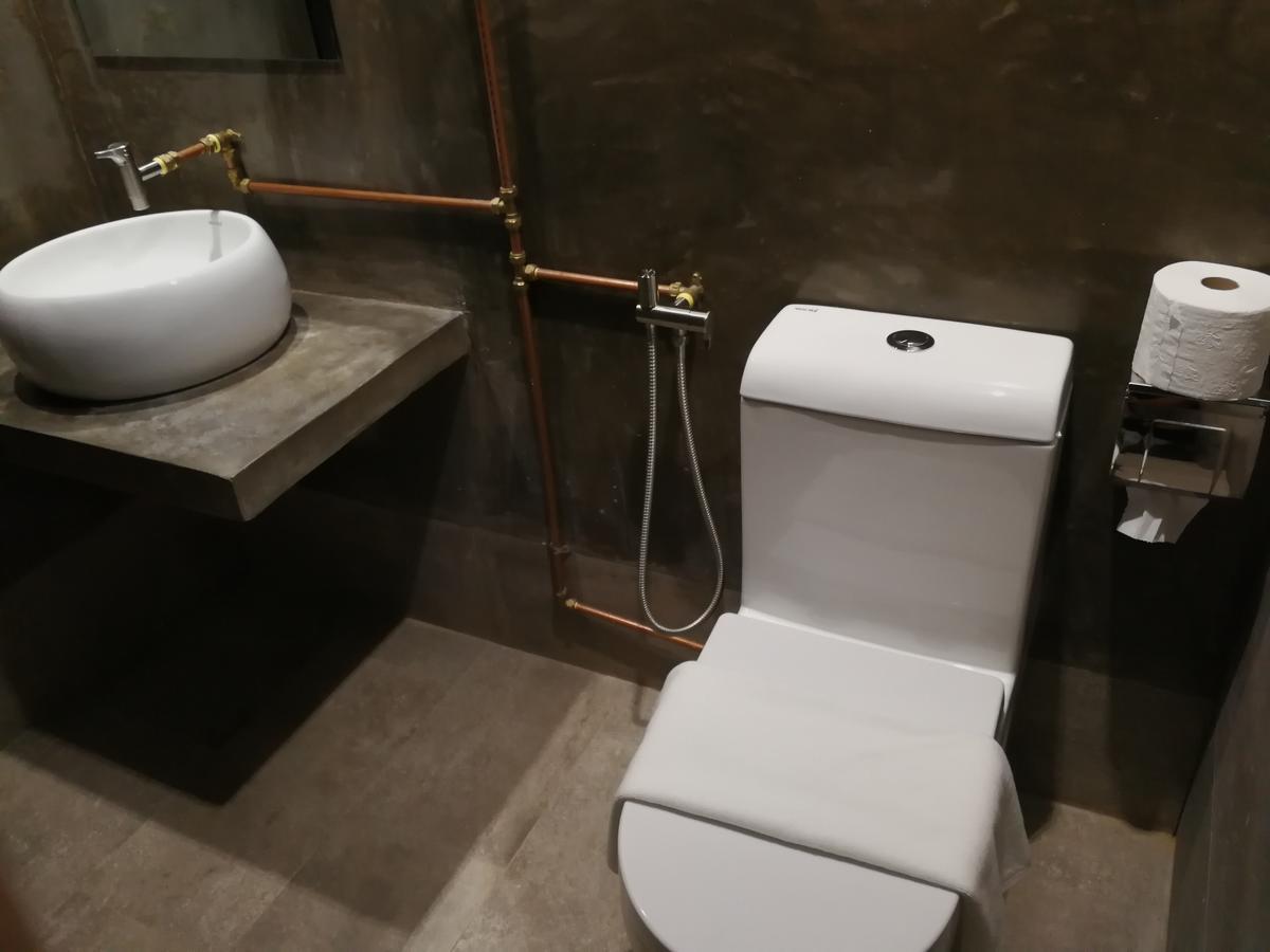 The Rise Room Kuala Terengganu Eksteriør bilde A modern toilet