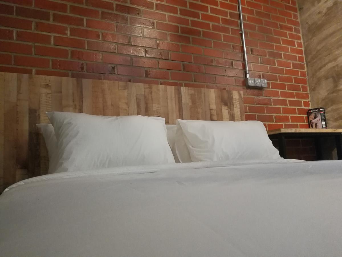 The Rise Room Kuala Terengganu Eksteriør bilde A bed with two pillows