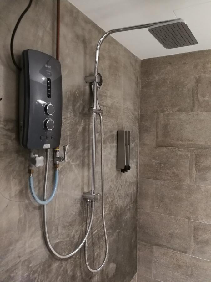 The Rise Room Kuala Terengganu Eksteriør bilde A shower with a shower heater